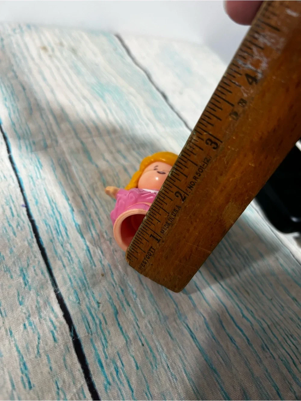 Fisher Price Little People Disney Princess Aurora Red Flowers toy neck Red Rose